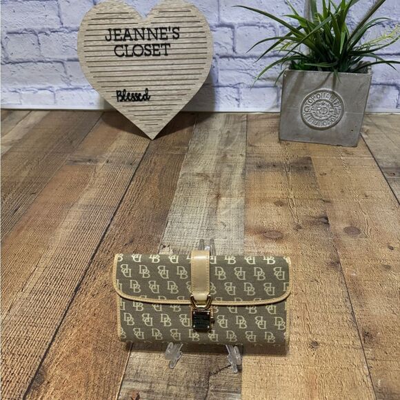 Dooney & Bourke Tan Monogrammed Canvas Logo Wallet Clutch - Picture 8 of 12